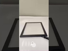 সামগ্রিক নকশাটি ব্যবহারিকতা এবং স্থায়িত্বের দিকে বেশি মনোনিবেশ করে।